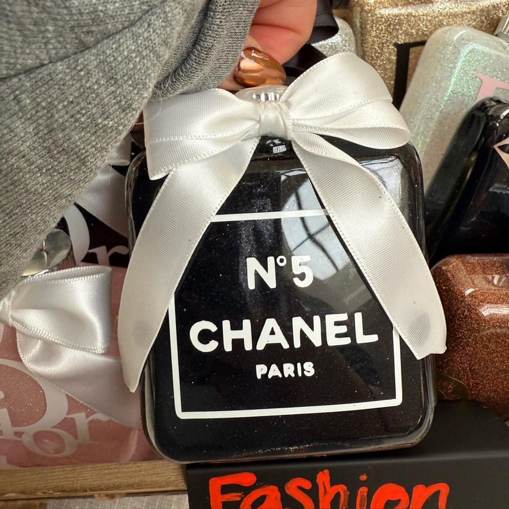 Fashion Black and White Shatter-proof ornaments